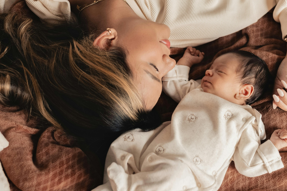 Calmo contatto di un genitore con il neonato in ambiente domestico, simbolo di cura, sicurezza e protezione