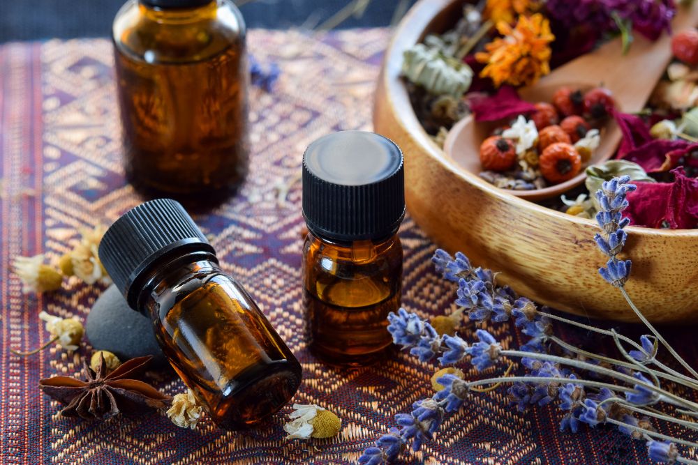 Olio essenziale in un flaconcino di vetro con decorazioni naturali per l'aromaterapia