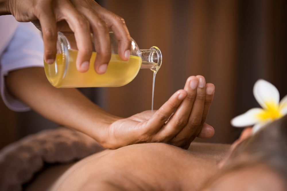 Bagno rilassante con olio di limone e candele per l'aromaterapia