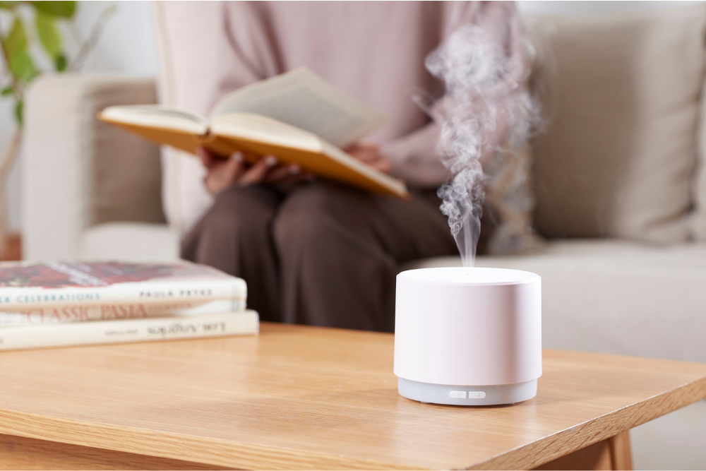 Uso di un diffusore con olio essenziale in un ambiente domestico tranquillo – un rituale naturale per la salute e il benessere