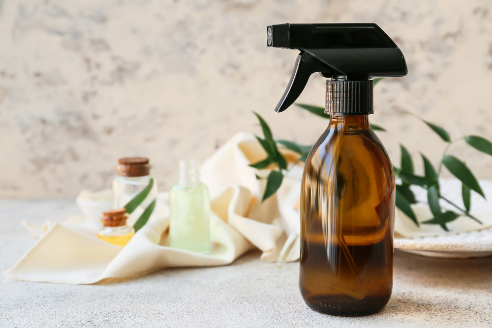 Nebulizzatore con oli essenziali naturali e fiori per preparare miscele profumate fatte in casa.