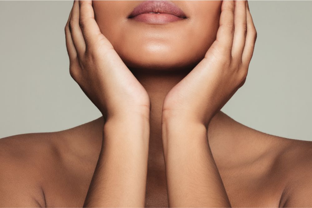 Donna con la pelle pulita – cura naturale con olio essenziale di tea tree.