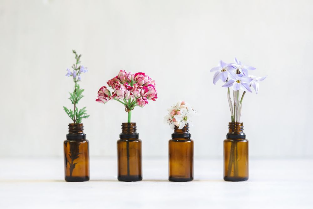 Diversi tipi di oli essenziali - olio di lavanda, di limone e di menta con piante fresche
