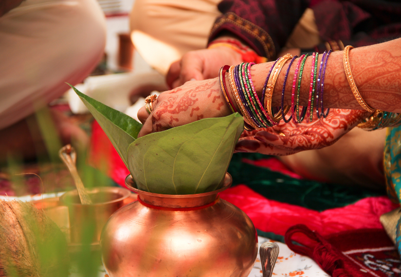 Diffusore moderno accanto a simboli indiani tradizionali