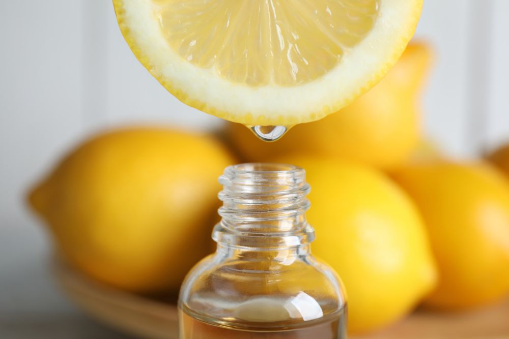 Succo di limone che cola in un flaconcino – gli oli di agrumi possono essere fotosensibilizzanti.