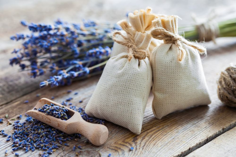 Sacchetti aromatici di stoffa con lavanda per il guardaroba