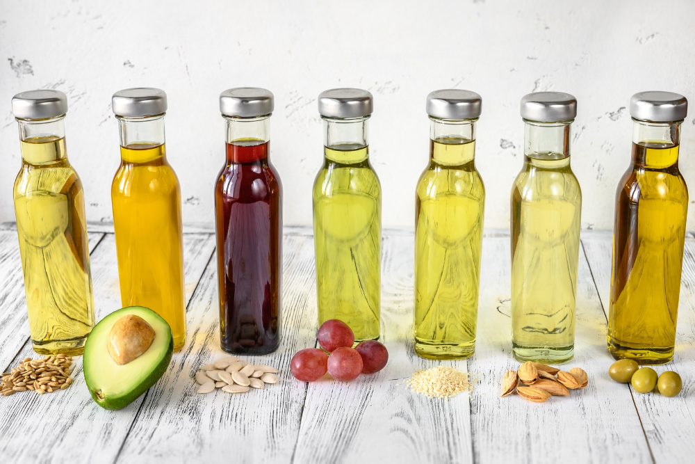Vari tipi di oli vettori naturali in flaconcini – avocado, semi d'uva, olive e altre materie prime