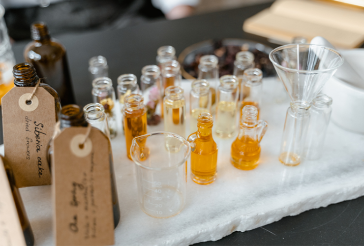 Campioni di oli essenziali in flaconcini da laboratorio per il controllo di qualità.