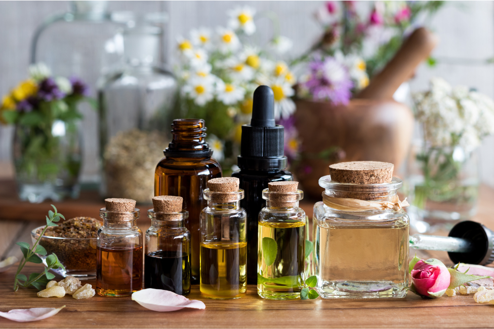 Flaconcino di olio essenziale tra erbe aromatiche fresche – la forza della natura come delicato sostegno della salute e della cura quotidiana