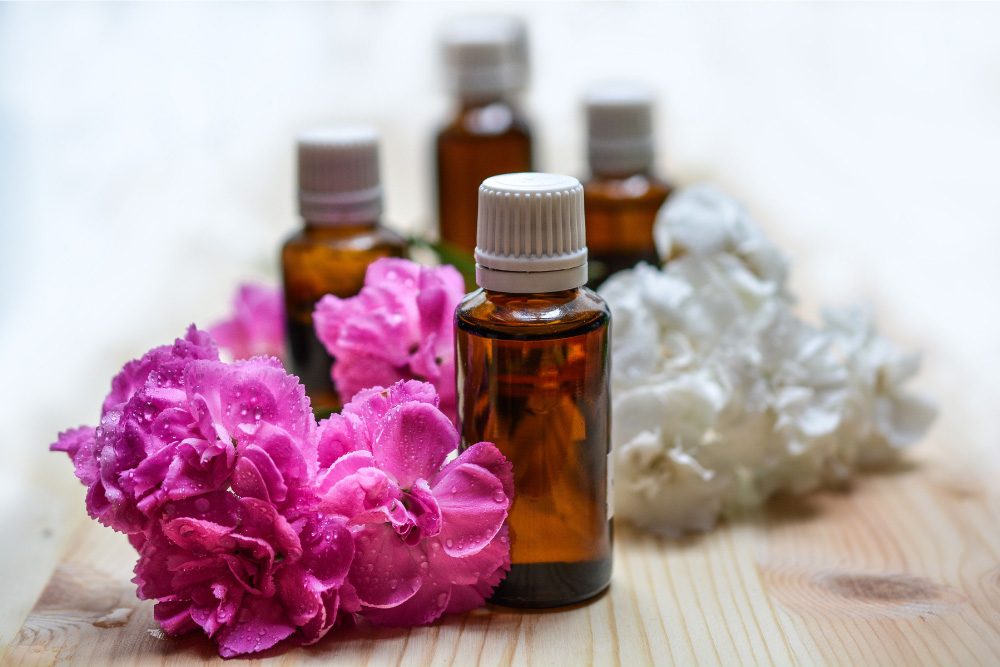 Oli essenziali e fiori usati in aromaterapia per rinfrescare l'aria in casa