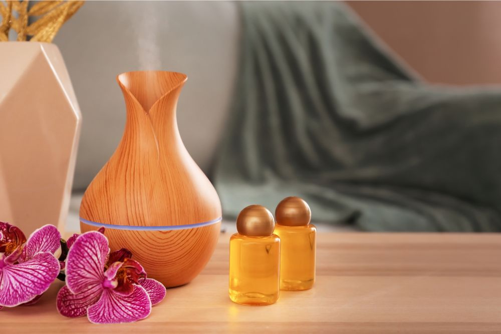 Diffusore di aromi con un fiore e oli, simbolo di relax grazie all'aromaterapia