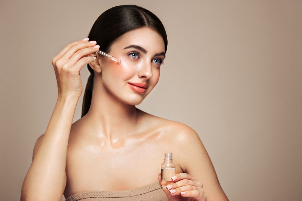 Donna che applica sul viso un siero naturale con oli essenziali