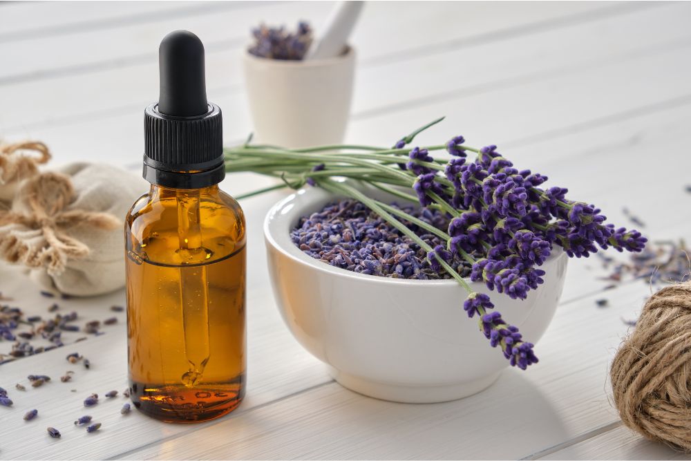 Flaconcino di olio essenziale di lavanda con fiori viola di lavanda