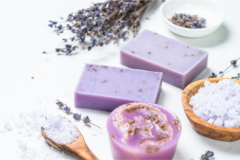 Sapone viola alla lavanda e cosmetica naturale con olio essenziale: ispirazione per la produzione casalinga.