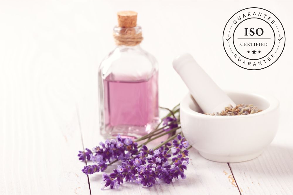 Olio essenziale con lavanda e simbolo della certificazione ISO – esempio di attenzione a qualità e purezza.