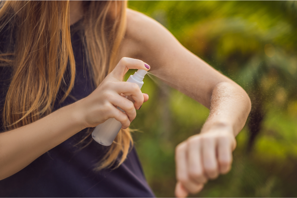 Applicazione di uno spray naturale sulla pelle – illustrazione di un'alternativa delicata ai repellenti chimici.