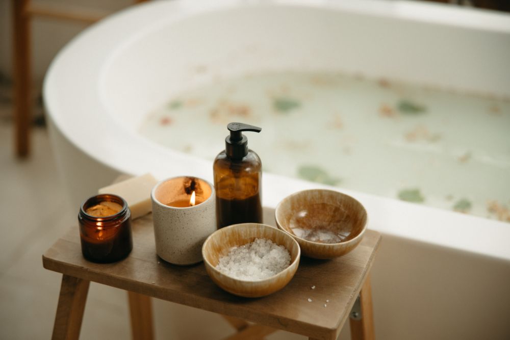Bagno rilassante con candele e oli essenziali