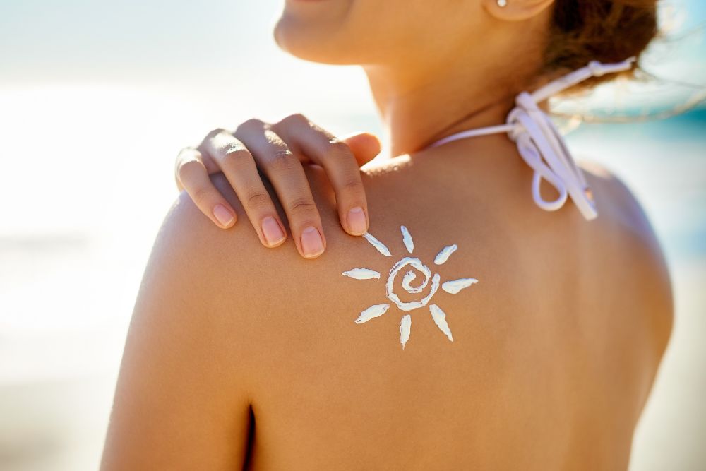 Cura estiva della pelle in spiaggia